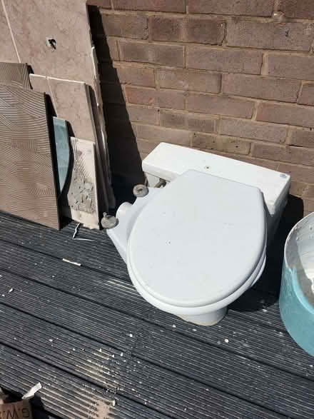 Photo of free toilet & Radiator (Lee Chapel SS15) #1
