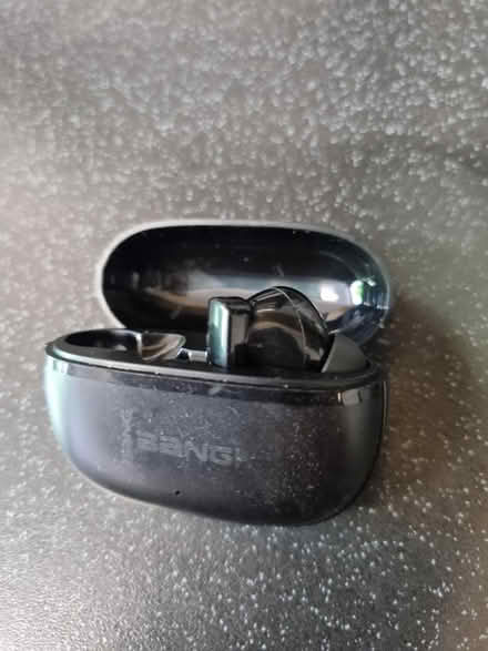 Photo of free Earbud & case (SE20) #2
