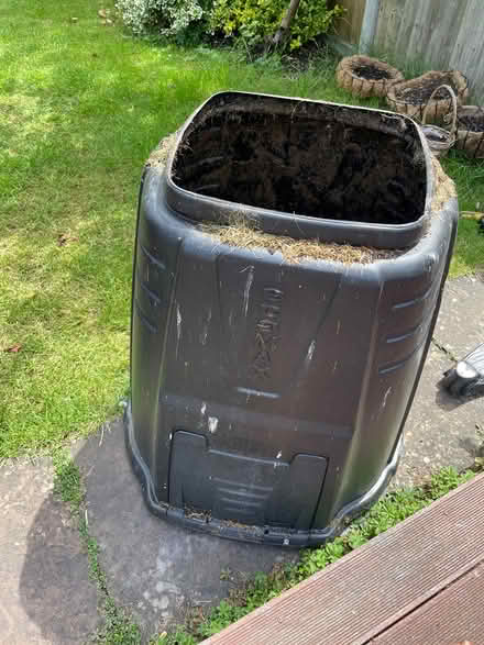 Photo of free Compost bin with lid (Raynes park SW20) #1