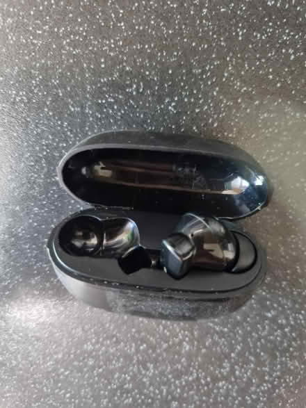 Photo of free Earbud & case (SE20) #3