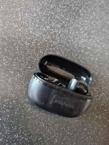 Photo of free Earbud & case (SE20) #1