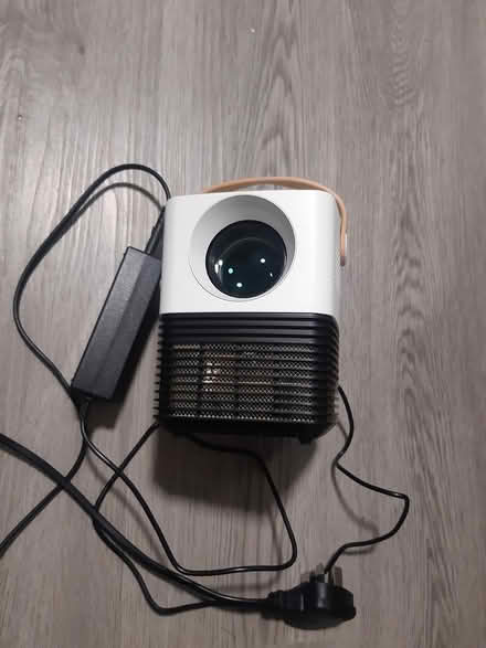 Photo of free USB+HDMI ports projector, not heavy (Edinburgh EH17) #1