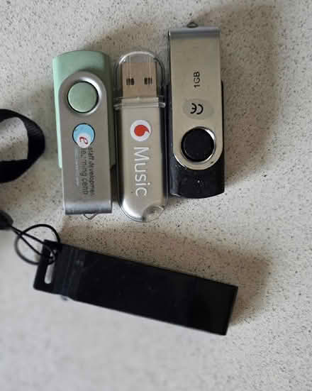 Photo of free SD cards and USB memory sticks (Neat Enstone OX7) #2