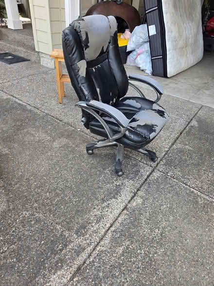Photo of free Desk chair (Newberg) #1
