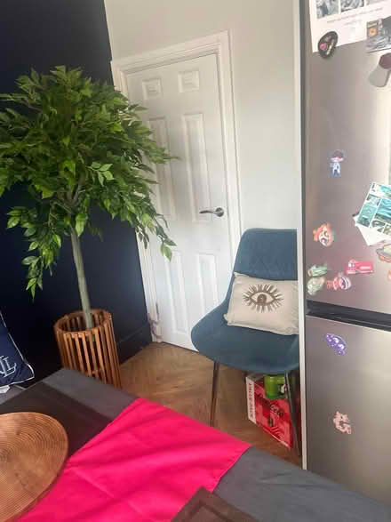 Photo of free extendable table and 2 chairs (SS11) #3