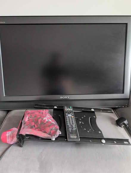 Photo of free Sony Bravia TV 32' + wall bracket (Borrowash) #1