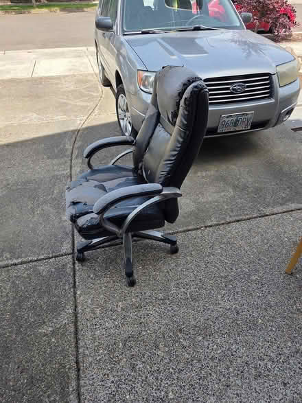 Photo of free Desk chair (Newberg) #2