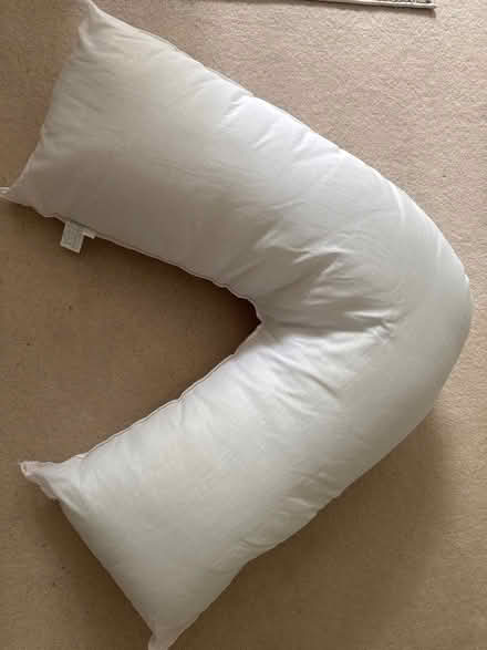 Photo of free V-shaped pillow for side-sleeping/pregnancy (Garsington OX44) #1