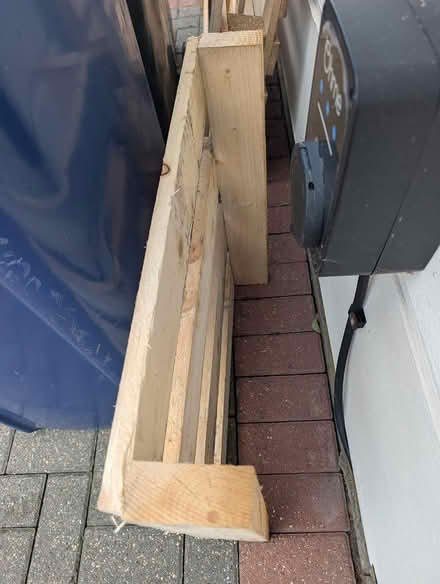 Photo of free Small wooden pallet (N11 3qa nr new Southgate stn) #1