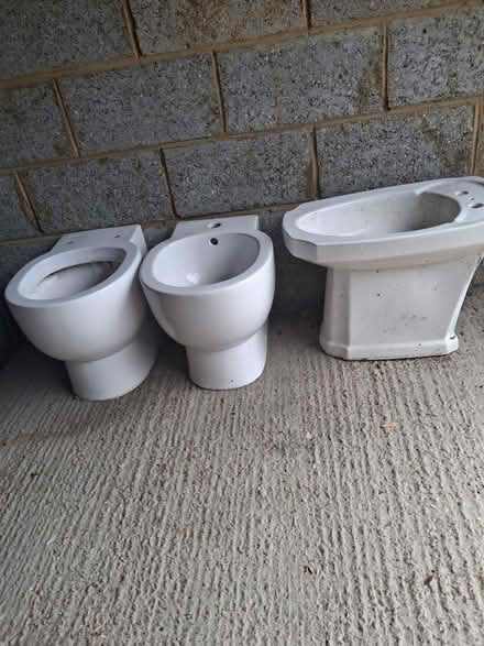 Photo of free Bidet and 2 Toilets (Near Mount Vernon Hospital) #1