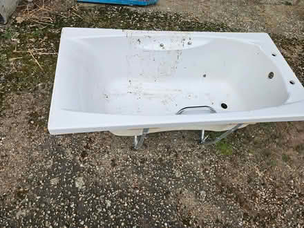 Photo of free 3/4 size bath (Rainham, Kent, ME8 8QF) #4