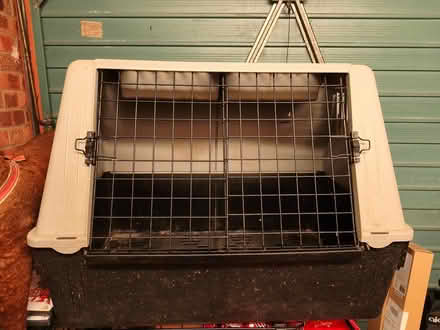 Photo of free Dog car crate (Sunningdale Ave LS17) #1