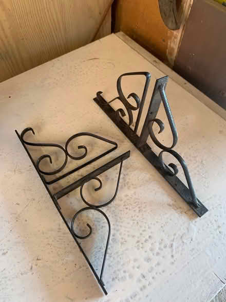 Photo of free A pair of metal shelf supports. (Hoton LE12) #1