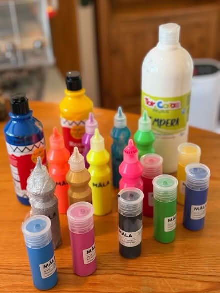 Photo of free Children’s paint (Old Erleigh / Woodley RG6) #1