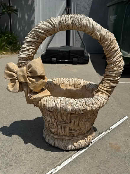 Photo of free Basket Flower Pot Planter with Bow (Fountain Vly, Heil & Bushard) #1