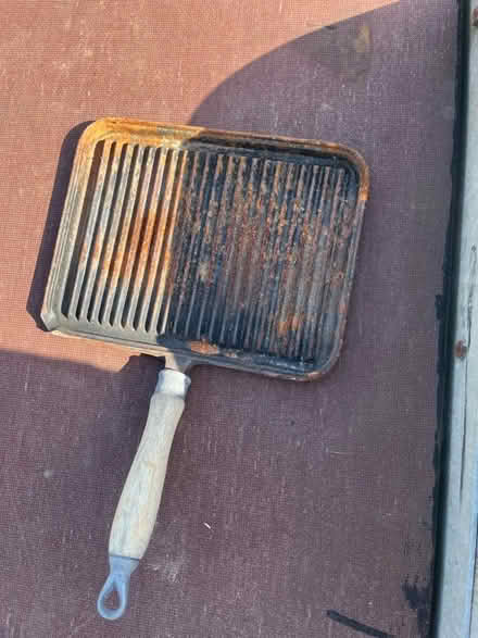 Photo of free Cast ifon griddle pan (Breadstone GL13) #1