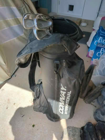 Photo of free Golf bag with 3 clubs (OX4) #1