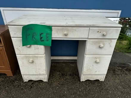 Photo of free full size desk (SE Auburn) #1