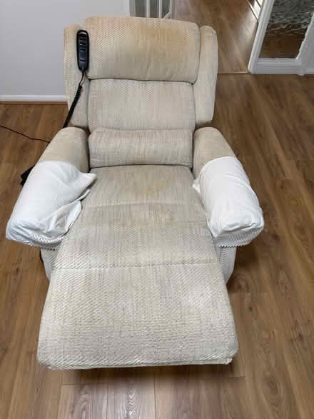 Photo of free Riser chair (Oakley RG23) #1