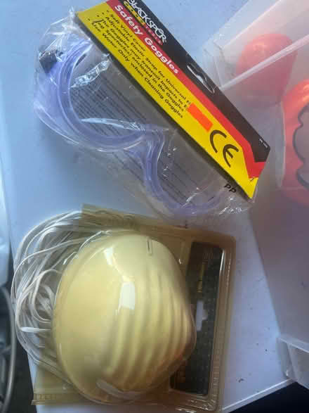 Photo of free Protective eye googles and dust masks. (Fobbing SS17) #1