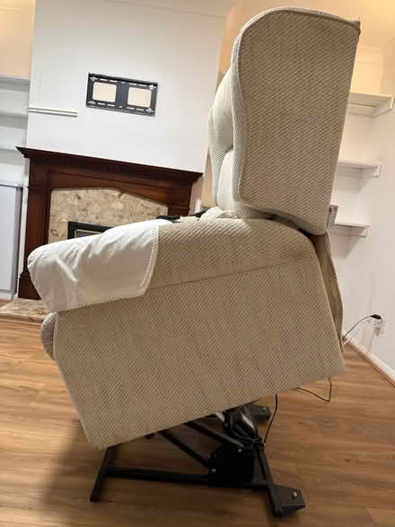 Photo of free Riser chair (Oakley RG23) #4