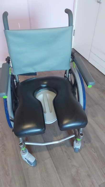 Photo of free Wheelchair Shower (Grove Park/Bromley BR1 5JN) #1