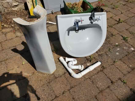 Photo of free Light grey pedestal basin (Llandudno LL30) #1