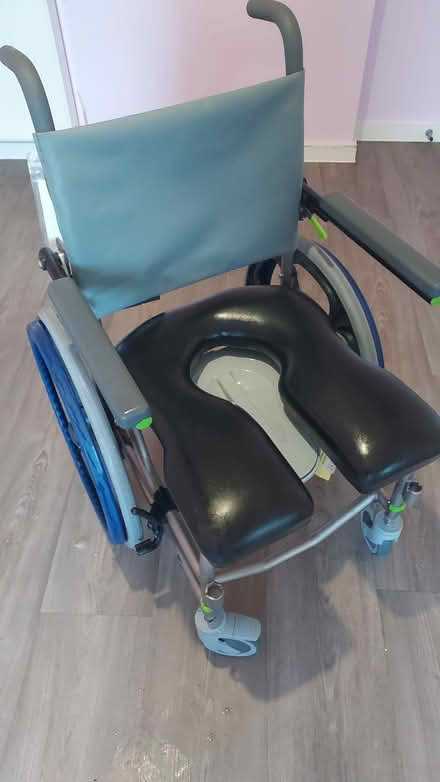 Photo of free Wheelchair Shower (Grove Park/Bromley BR1 5JN) #4