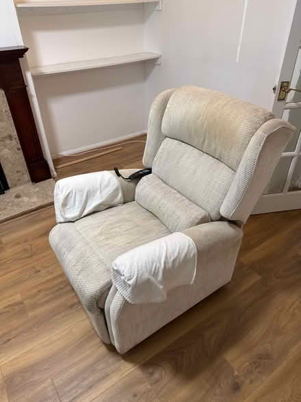 Photo of free Riser chair (Oakley RG23) #3