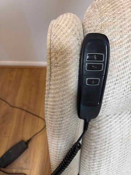 Photo of free Riser chair (Oakley RG23) #2
