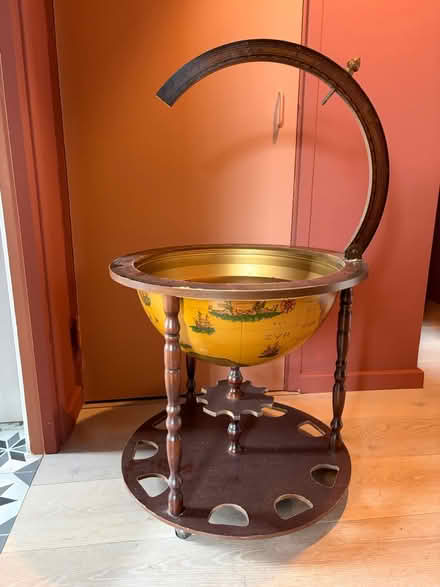 Photo of free Globe bar missing lid (Stoke Newington N16) #4