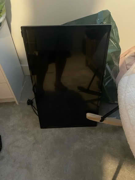 Photo of free 32 inch tv and bracket (CO2 berechurch) #1