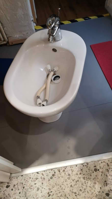 Photo of free White washbasin etc (DN21, Gainsborough) #3