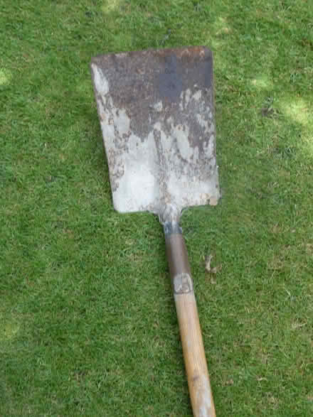 Photo of free large shovel ideal for mixing morter (Whitestake PR4) #1