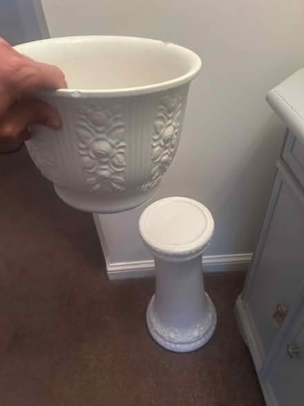 Photo of free Glazed ceramic pot on pedestal (B91 Monkspath) #2