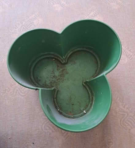 Photo of free Clover leaf shaped plastic flower pot (Harefield SO19) #1