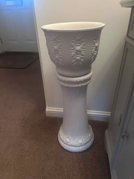 Photo of free Glazed ceramic pot on pedestal (B91 Monkspath) #1
