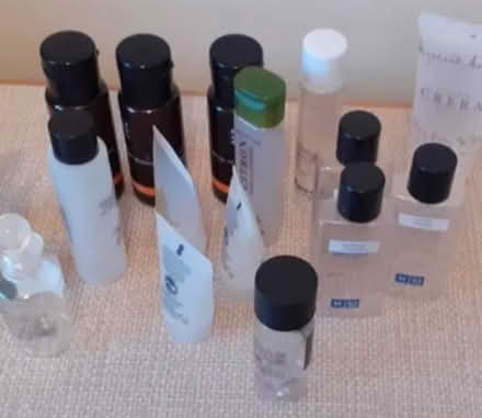 Photo of Empty tiny toiletry bottles (Welling DA16) #1