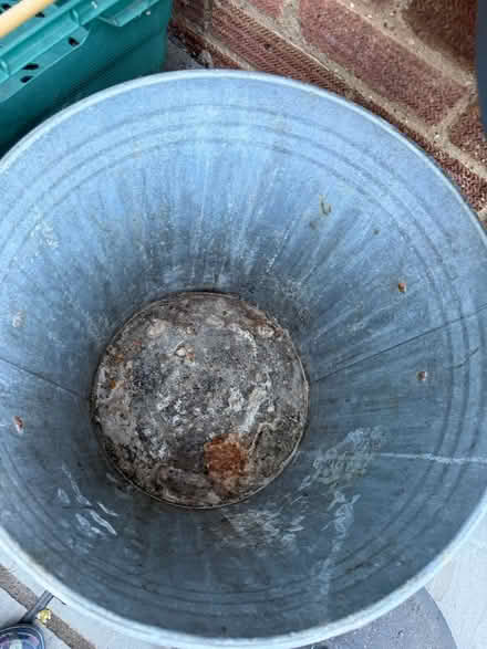 Photo of free Metal Bin With Lid (Upminster Bridge RM14) #4