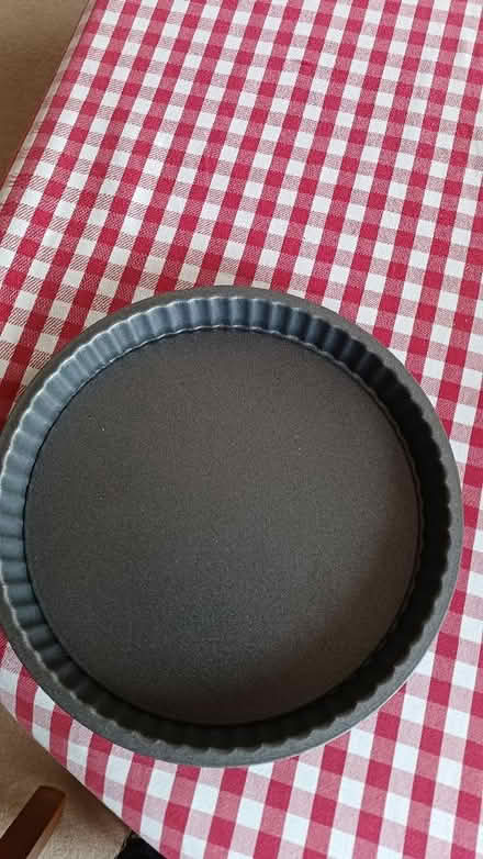 Photo of free Flannel Tin, 9 inches, loose base. (Theale RG7) #1
