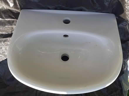 Photo of free White Basin and hanging pedestal (Sherborne DT9) #1