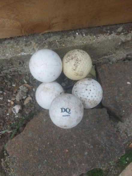 Photo of free hockey balls x 5 (Br4) #1