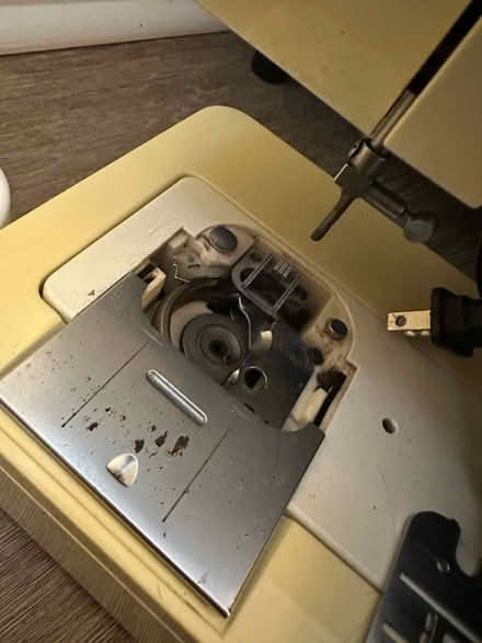 Photo of free Singer 6233 sewing machine- broken (Tiburon) #1