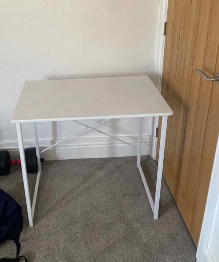 Photo of free White desk (BA2) #1