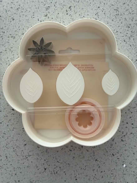 Photo of free Cake decoration - Petal & Leaf (Cranfield MK43) #2