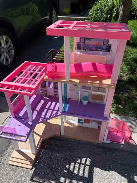 Photo of free Doll house - needs a clean (L5L 5P5) #1