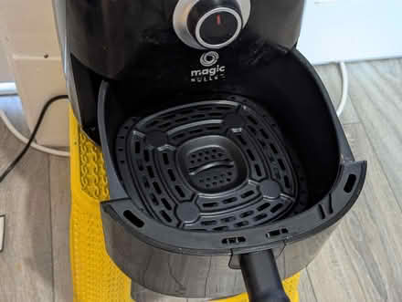 Photo of free 2.5l air fryer with silicone liner (Govanhill G42) #2