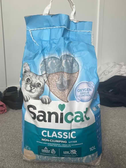 Photo of free nearly full bag of cat litter (Cheadle SK8) #1