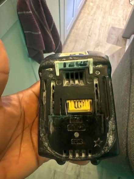 Photo of free Dewalt charger and Battery (Waverley Road. SE187TJ) #4