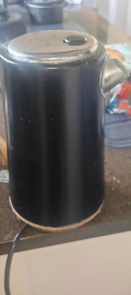 Photo of free Elegant black.kettle , needs descaling (South Oxhey WD19) #1
